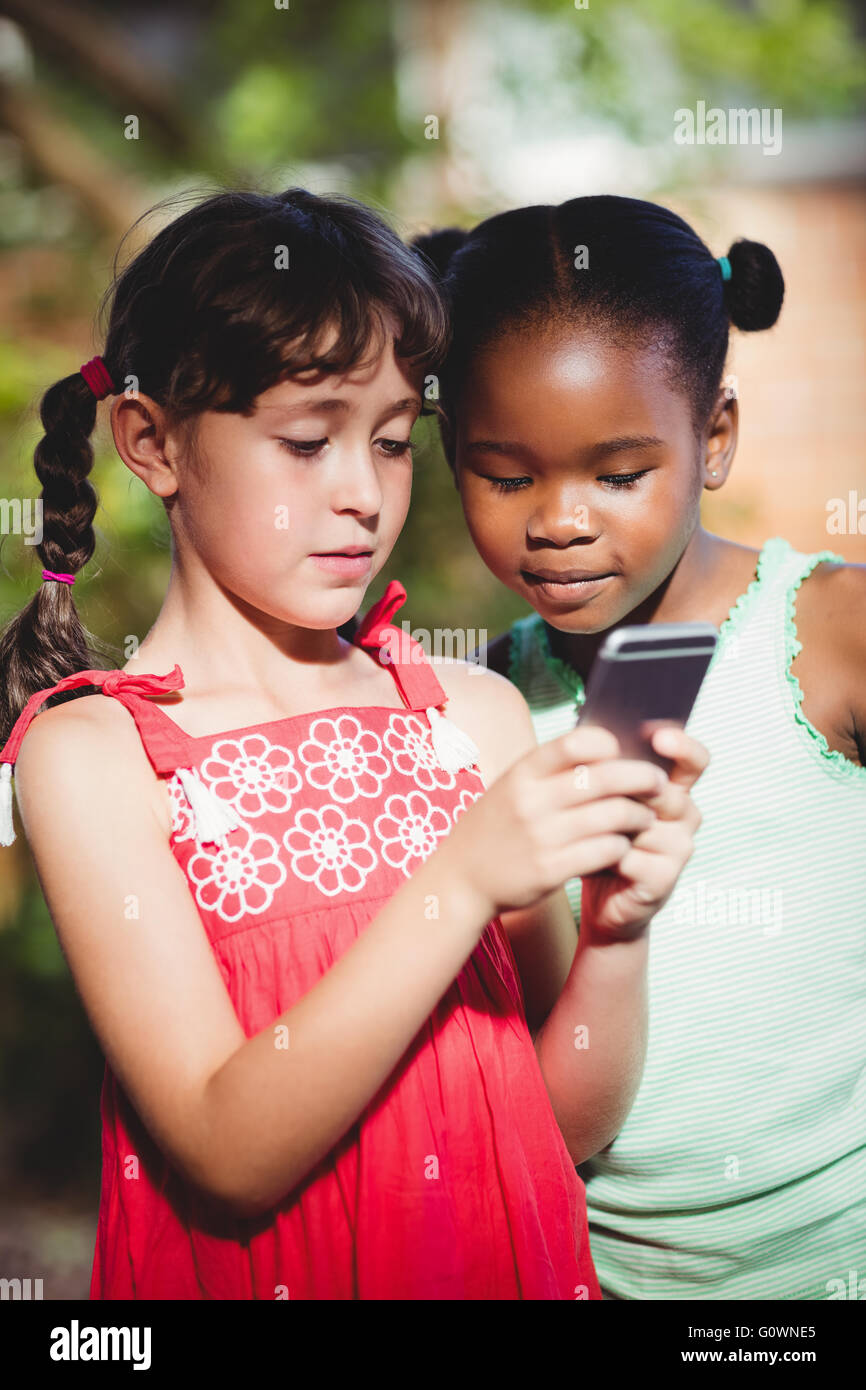 Zwei Mädchen auf der Suche auf einem smartphone Stockfoto