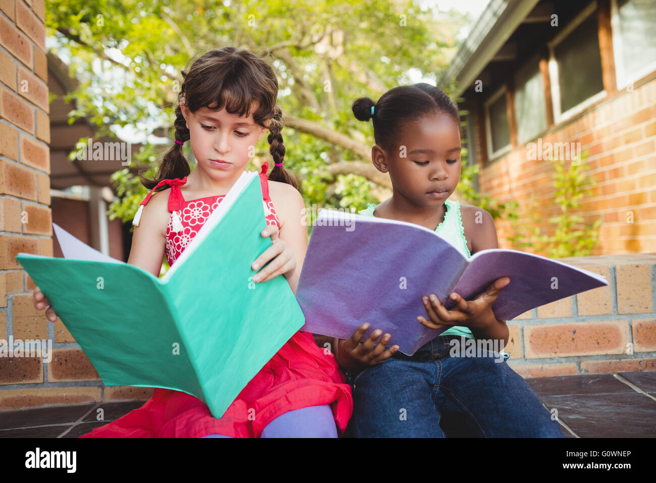 Zwei Kinder suchen ihr Buch Stockfoto