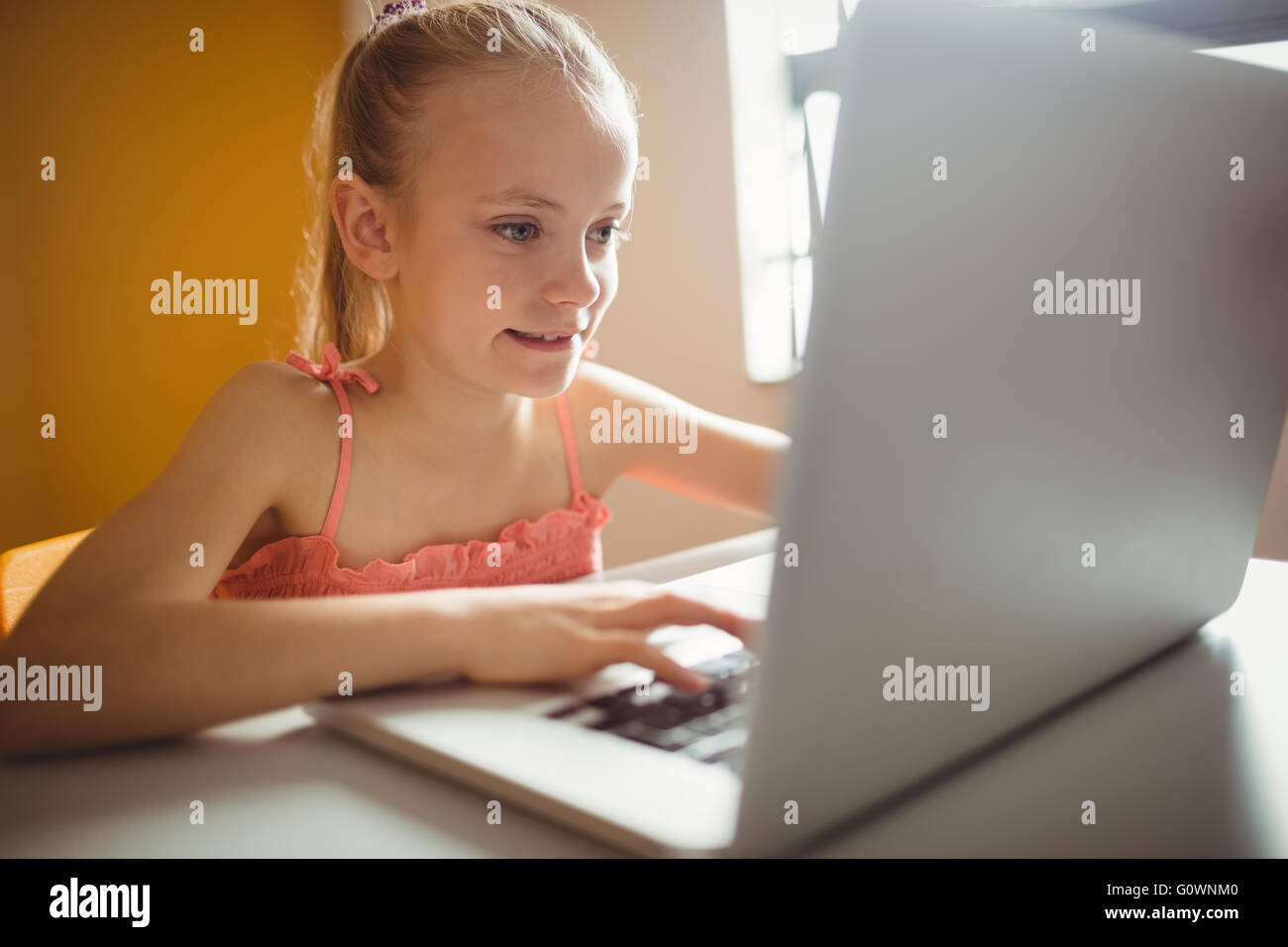 Süße Mädchen auf Ihrem Bildschirm Stockfoto