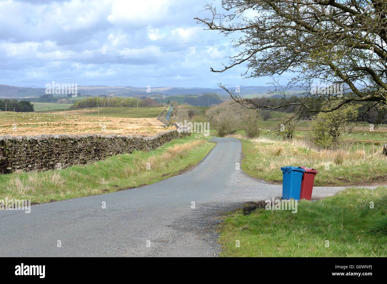 Fleck in der Landschaft... fahrbare Abfall Lagerplätze verderben ein sonst schönes Ländliches Motiv Stockfoto