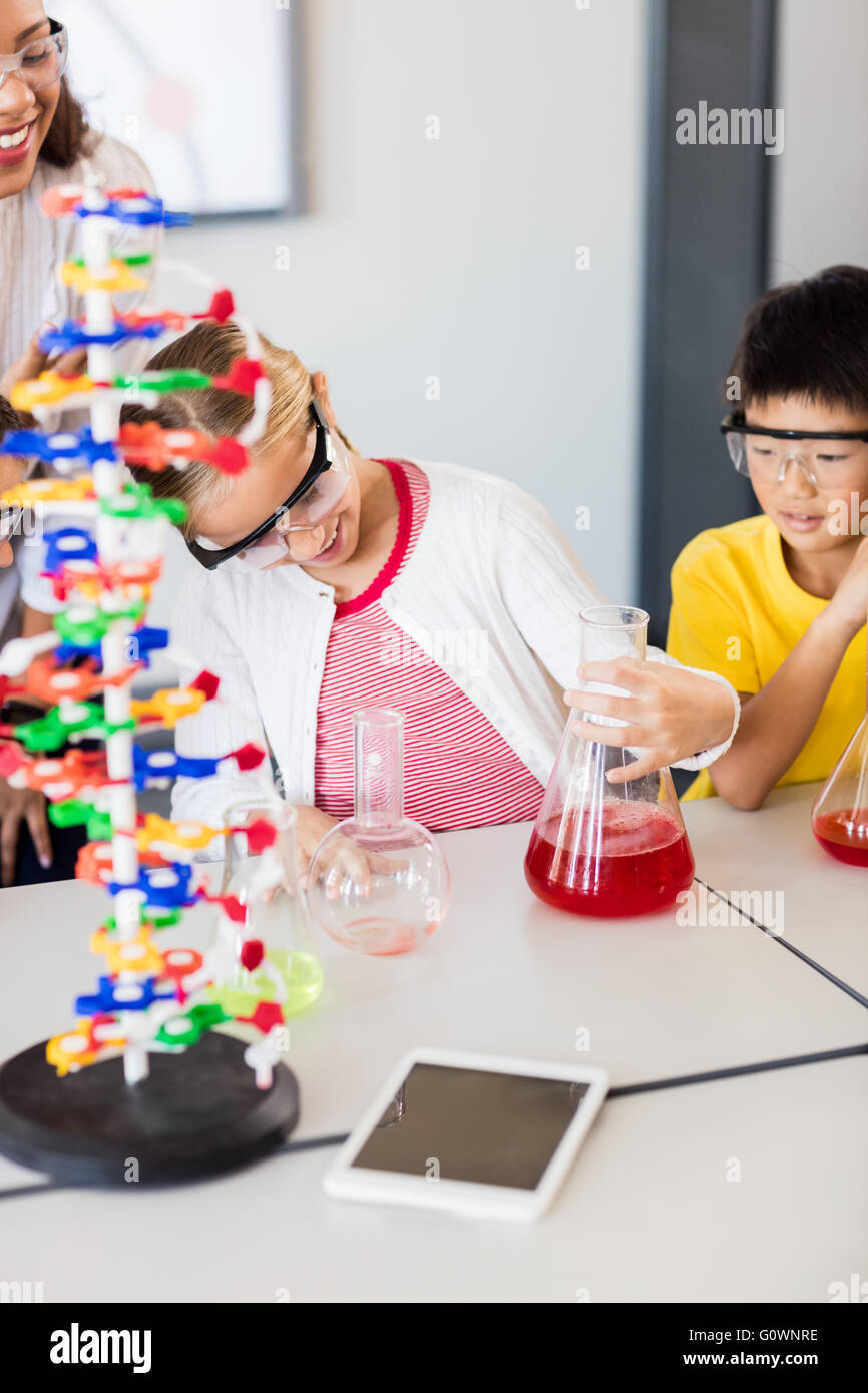 Lächelnd Schüler Wissenschaft Stockfoto