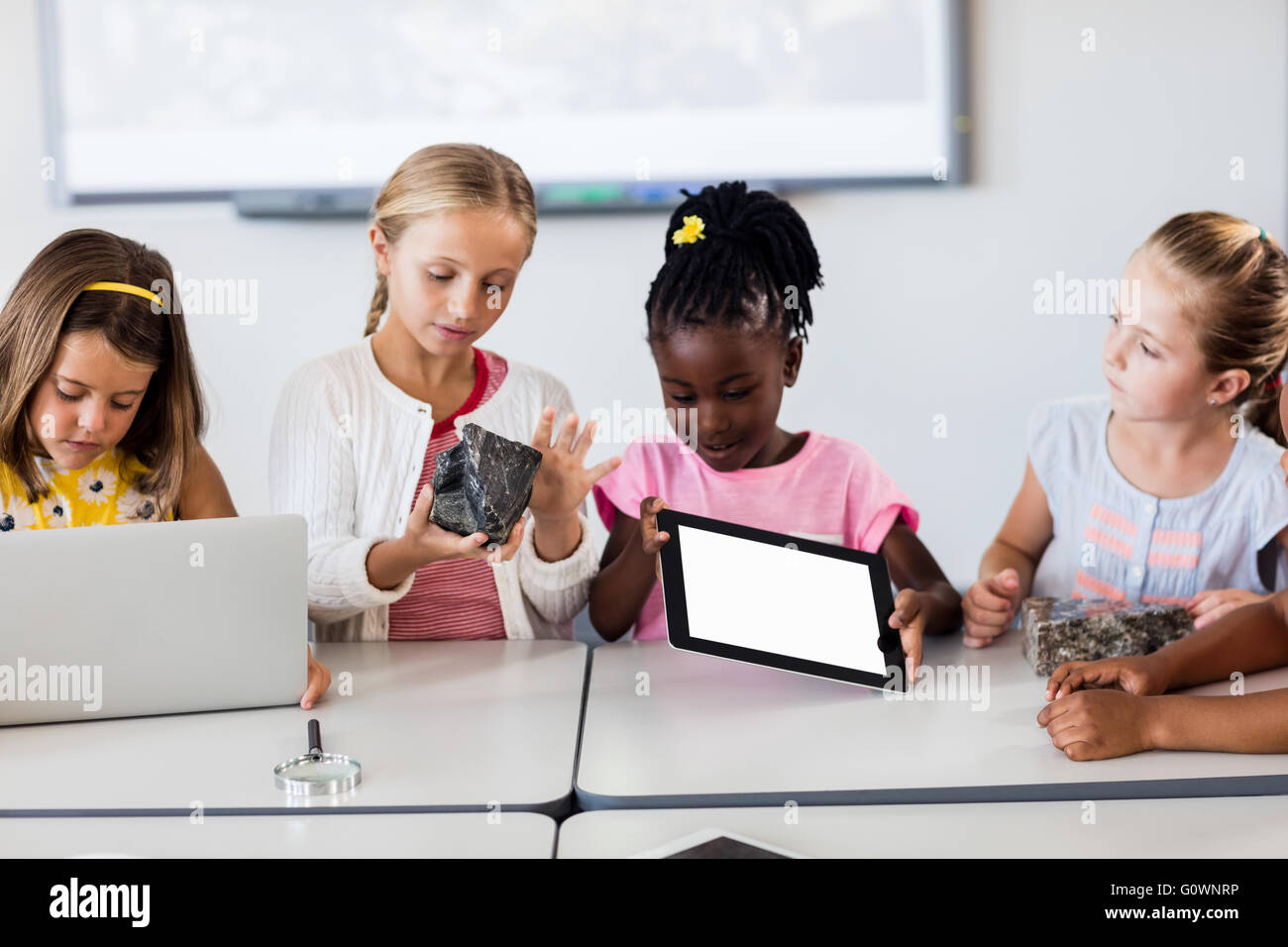 Blick auf Felsen, während die anderen Schüler Technologie Stockfoto