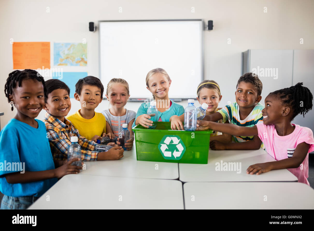 Porträt von Schülern recycling Stockfoto