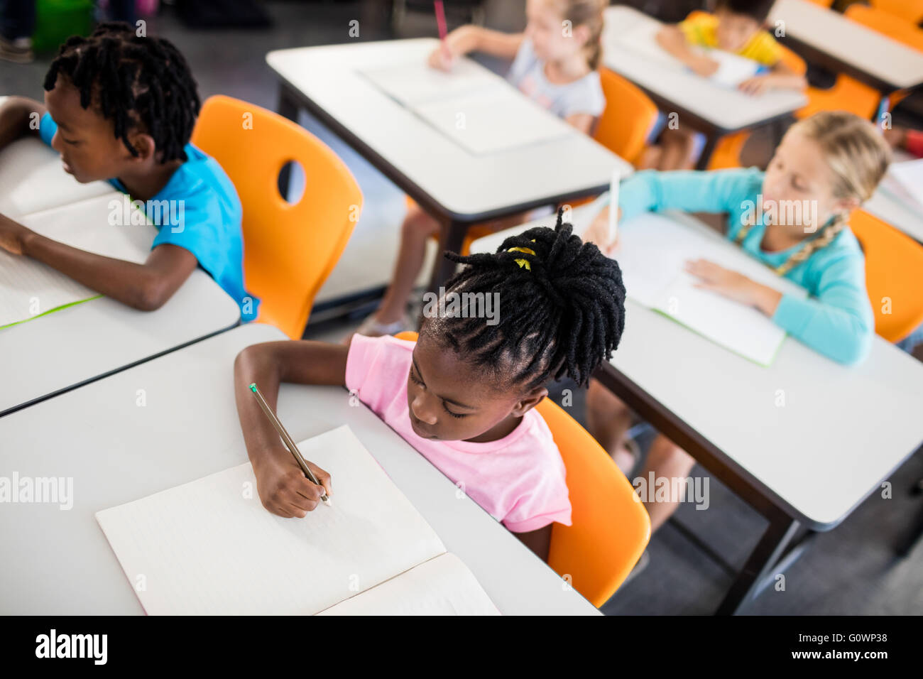 Luftaufnahme der Schülerinnen und Schüler studieren Stockfoto
