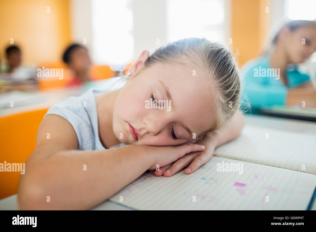 Ein nettes Mädchen, Einschlafen am Schreibtisch Stockfoto