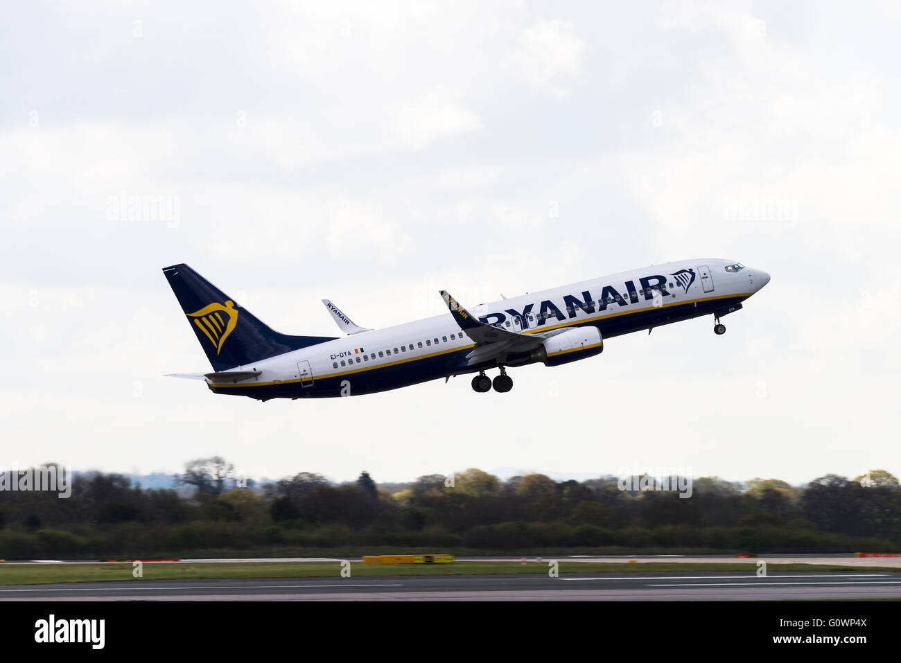 Ryanair Airline Boeing 737-8AS(w) Airliner EI-DYA dem Start am Flughafen Manchester England UK Stockfoto