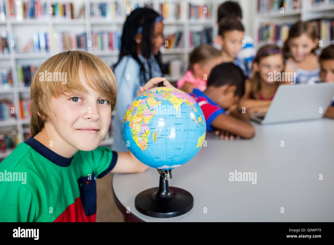 Schüler studieren mit Laptop Stockfoto