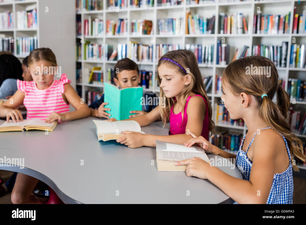Schülerinnen und Schüler sind Bücher lesen. Stockfoto