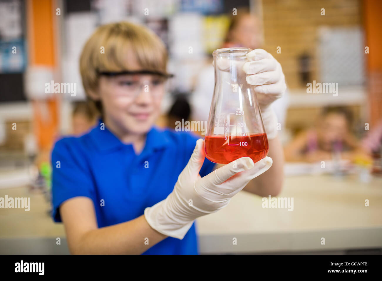 Kind posiert mit einer chemischen Flüssigkeit Stockfoto