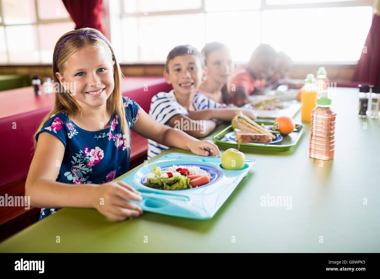 Kinder Essen in der Kantine Stockfoto