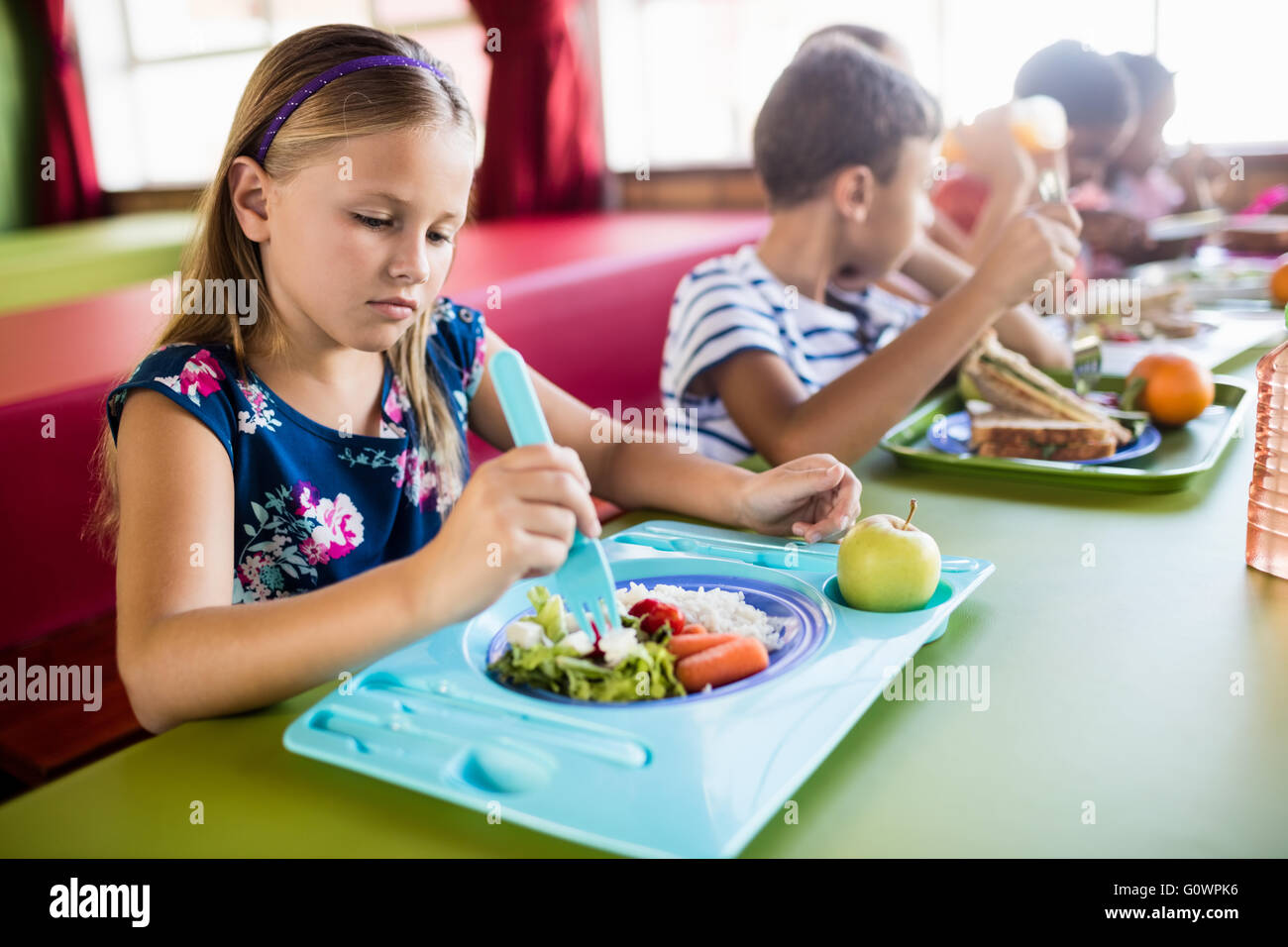 Kinder Essen in der Kantine Stockfoto