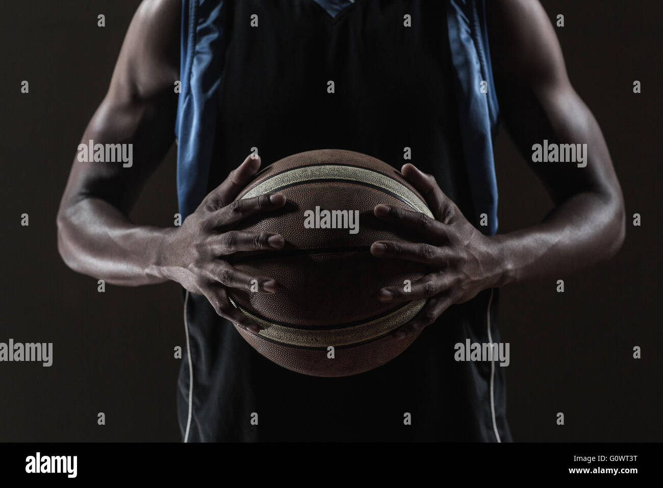 Basketball-Spieler mit einem Ball hautnah Stockfoto