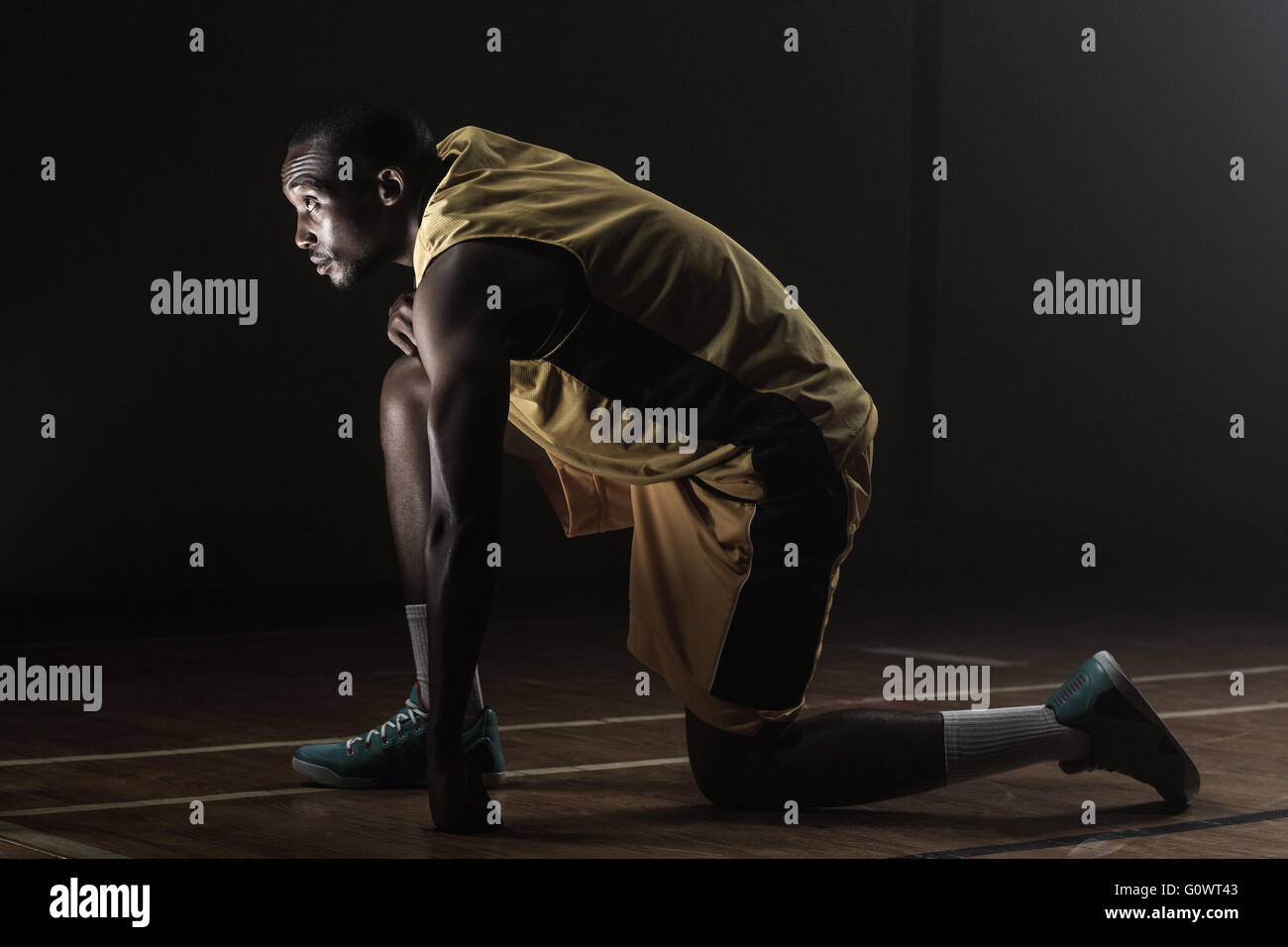Vorbereitung mit Knie auf dem Boden und blickte zu spielen Basketball-Spieler Stockfoto