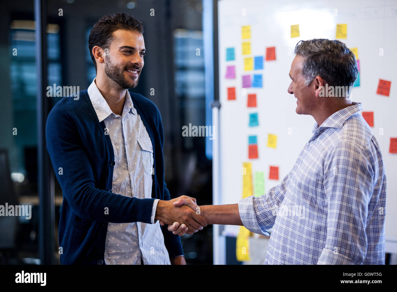 Unternehmer mit einem Handshake Stockfoto