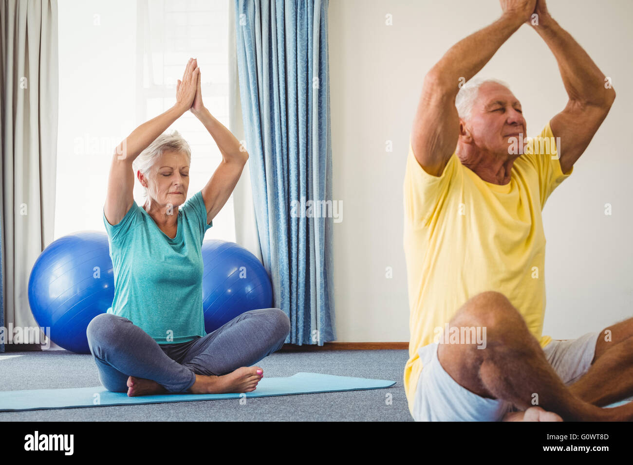 Seitenansicht der Senioren Yoga machen Stockfoto