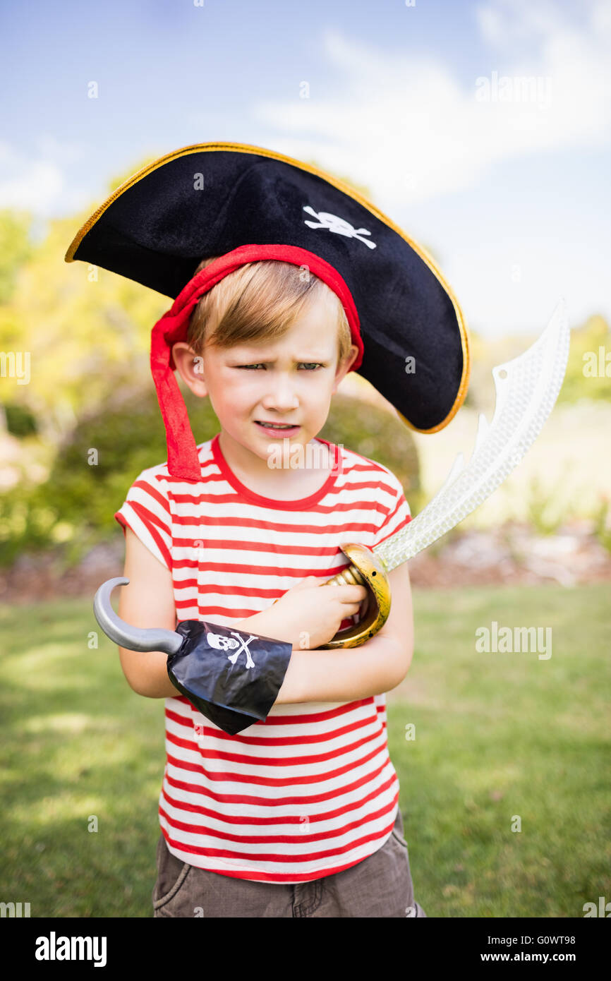 Entzückende kleine Junge vorgibt, ein Pirat zu sein Stockfoto