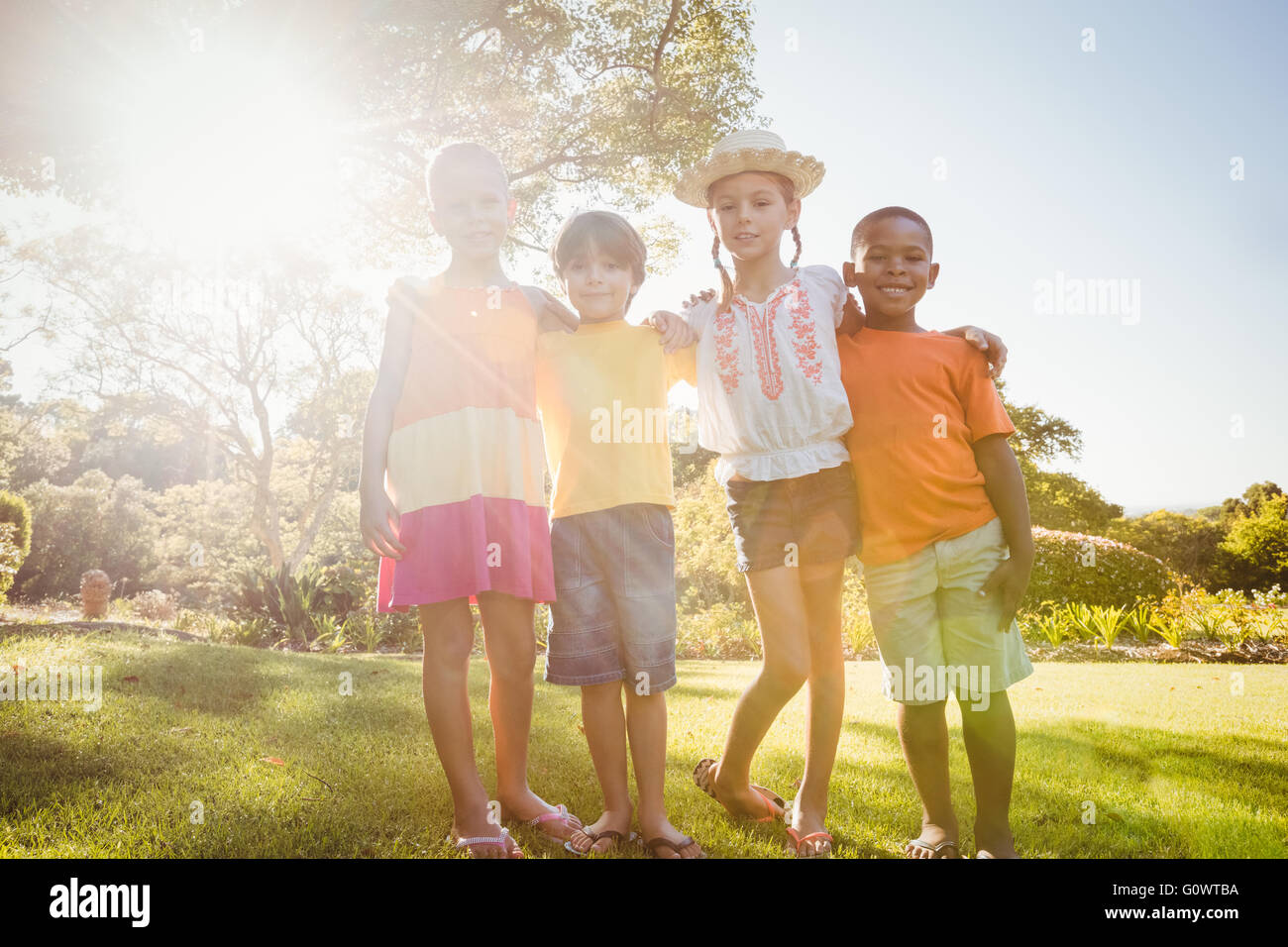 Kinder posieren zusammen Stockfoto