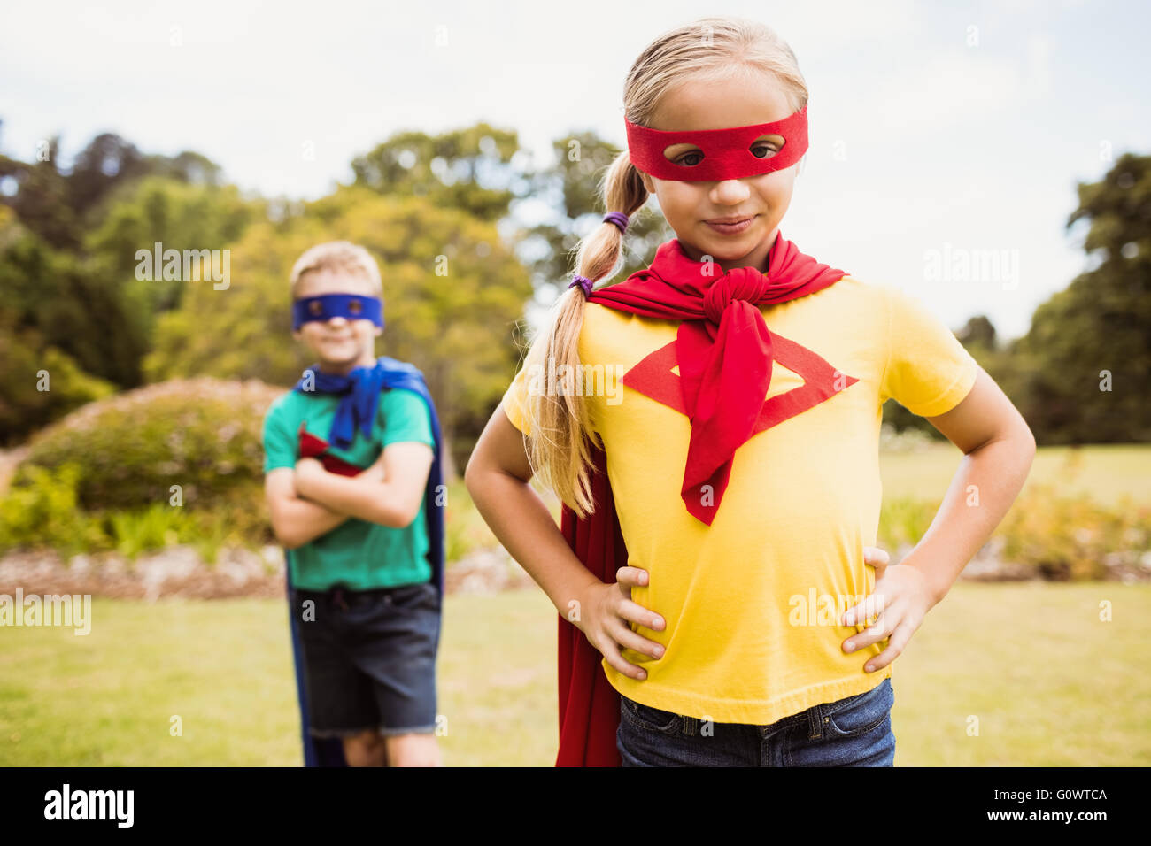 Kinder Superhelden-Kostüm posiert für die Kamera Stockfoto