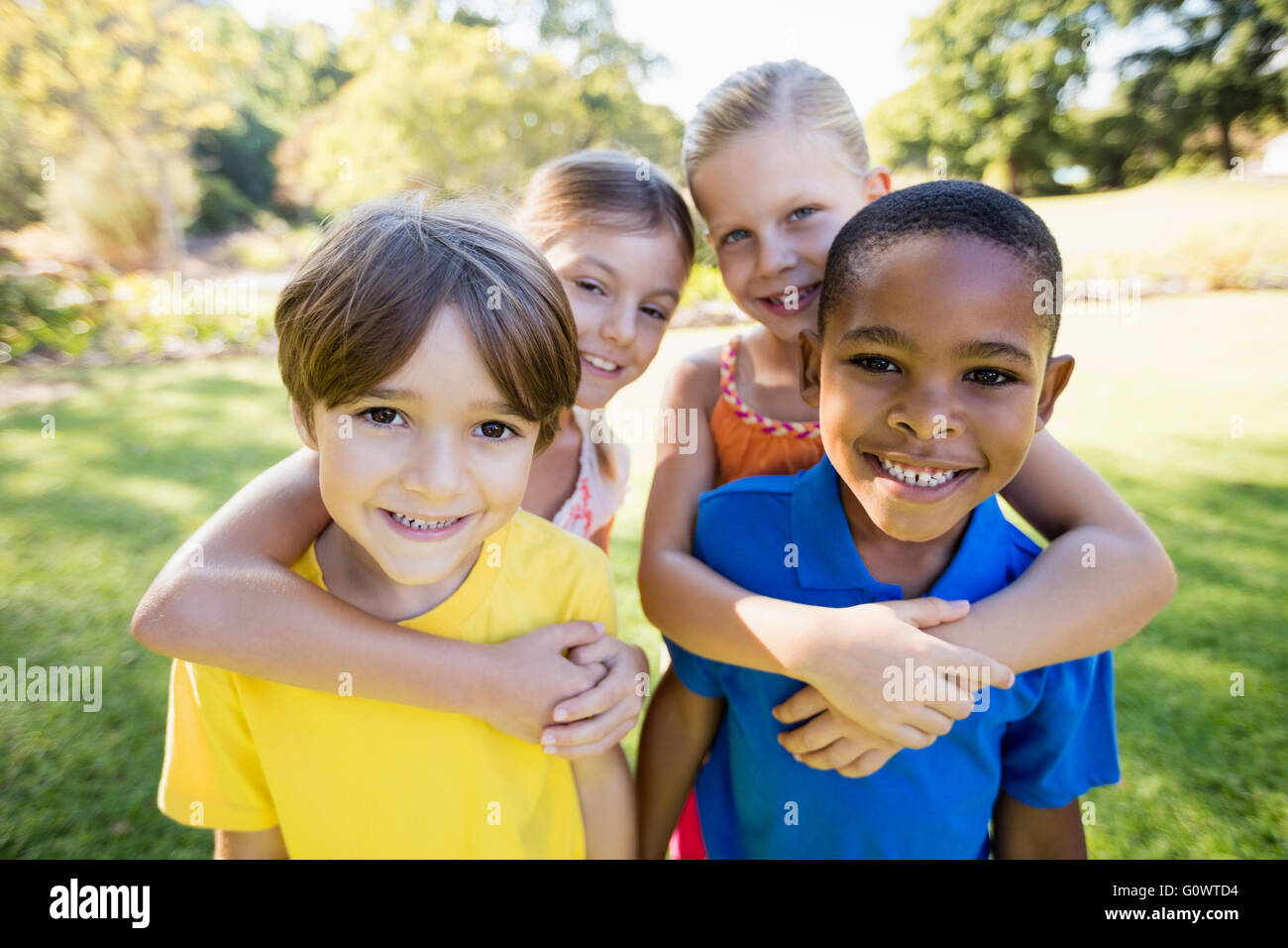 Kinder posiert für die Kamera Stockfoto