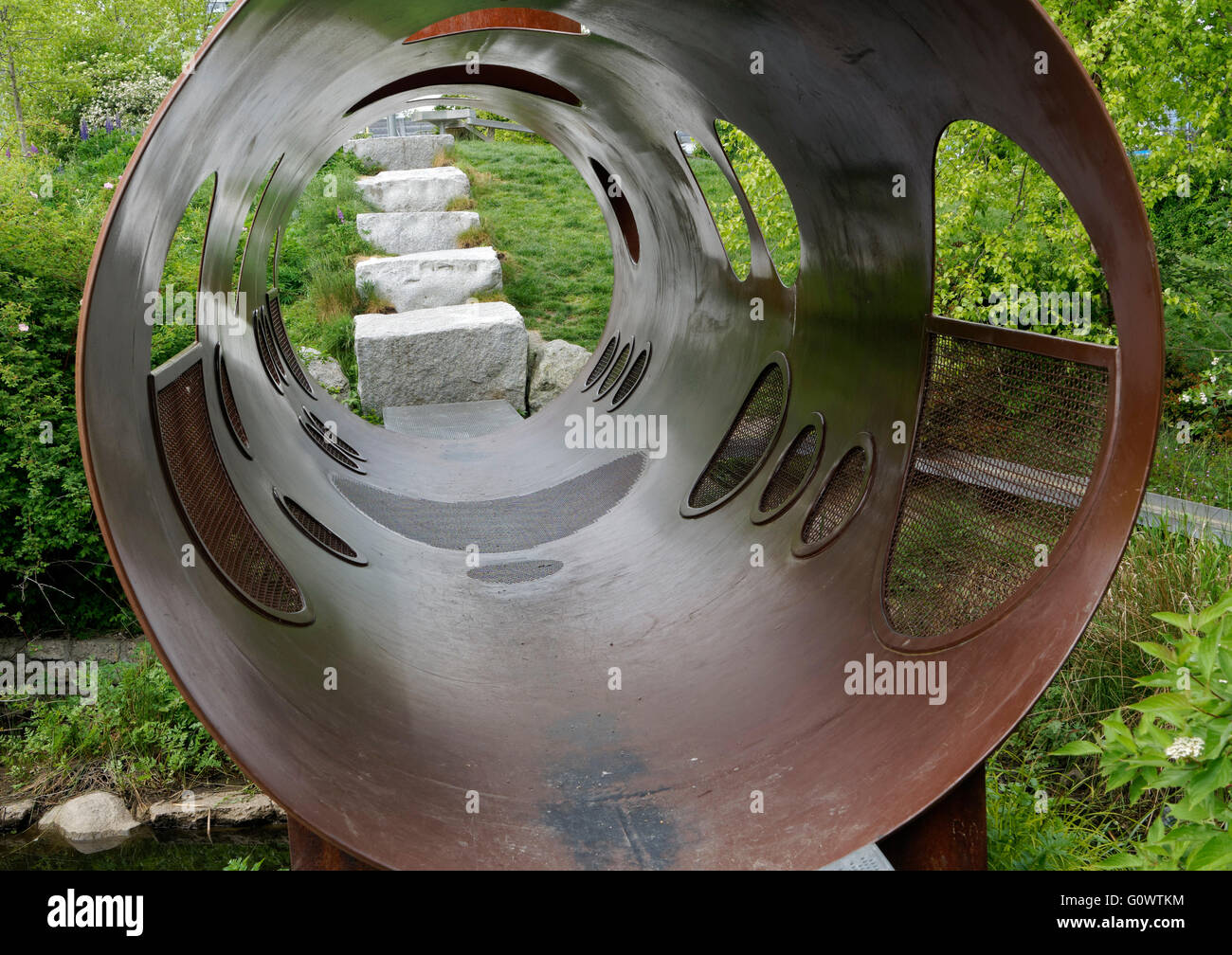 Überdachte Metallbrücke gemacht Form ein Abwasserrohr im Scharnier Park oder Olympic Village Park, Vancouver, Britisch-Kolumbien, Kanada Stockfoto