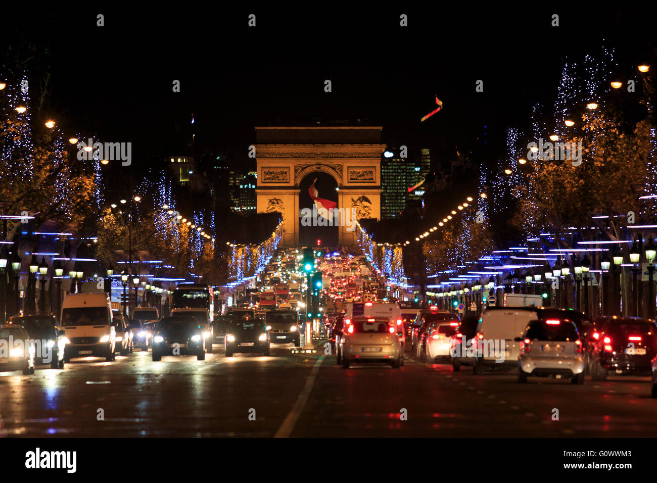 Der Arc de Triomph wie gesehen, wenn man entlang der Champs-Elysees in Paris, Frankreich Stockfoto