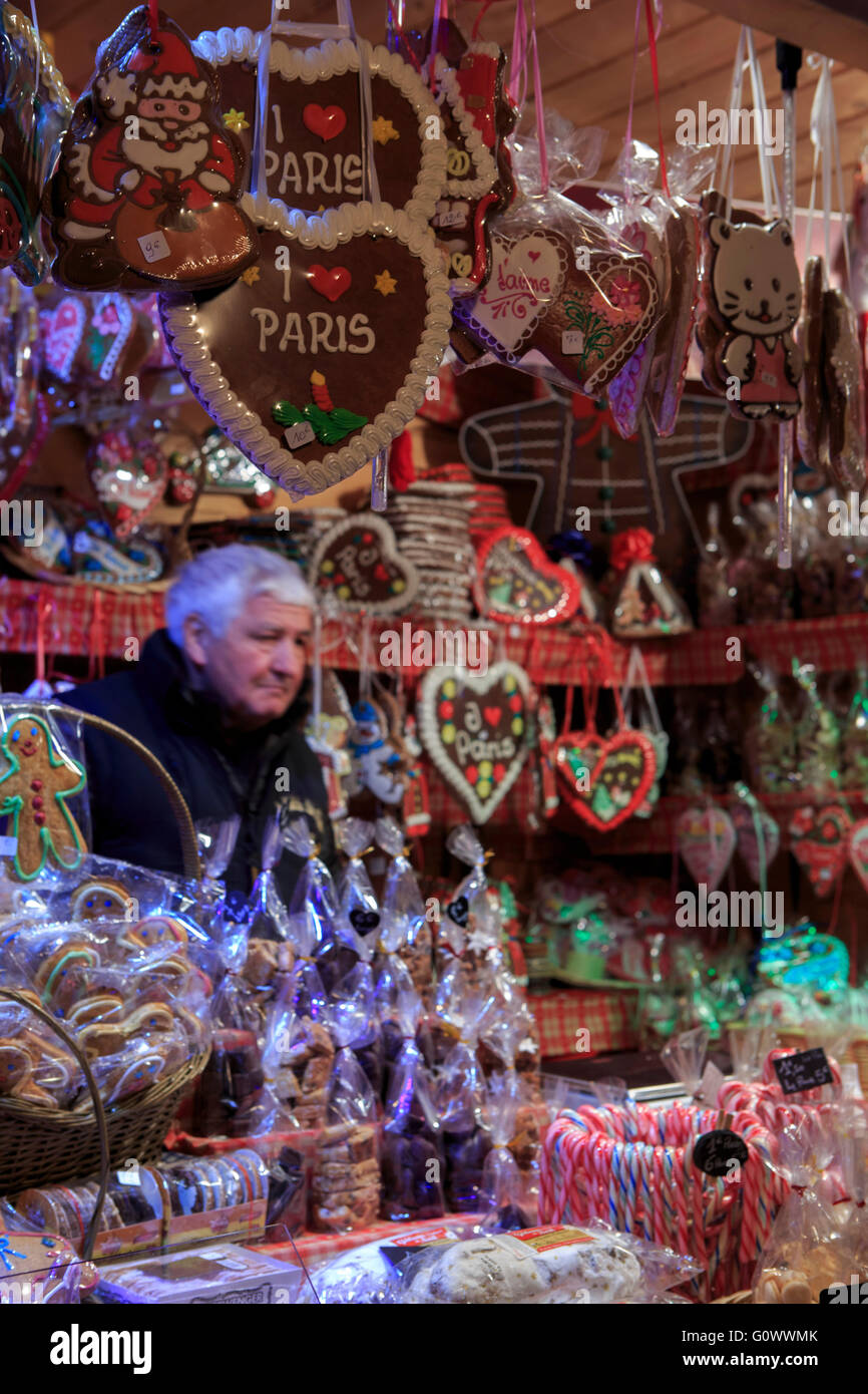 Ein älterer Mann verkauft verschiedene Süßigkeiten und Lebkuchen in einem kleinen Laden auf der Champs-Elysees in Paris, Frankreich Stockfoto