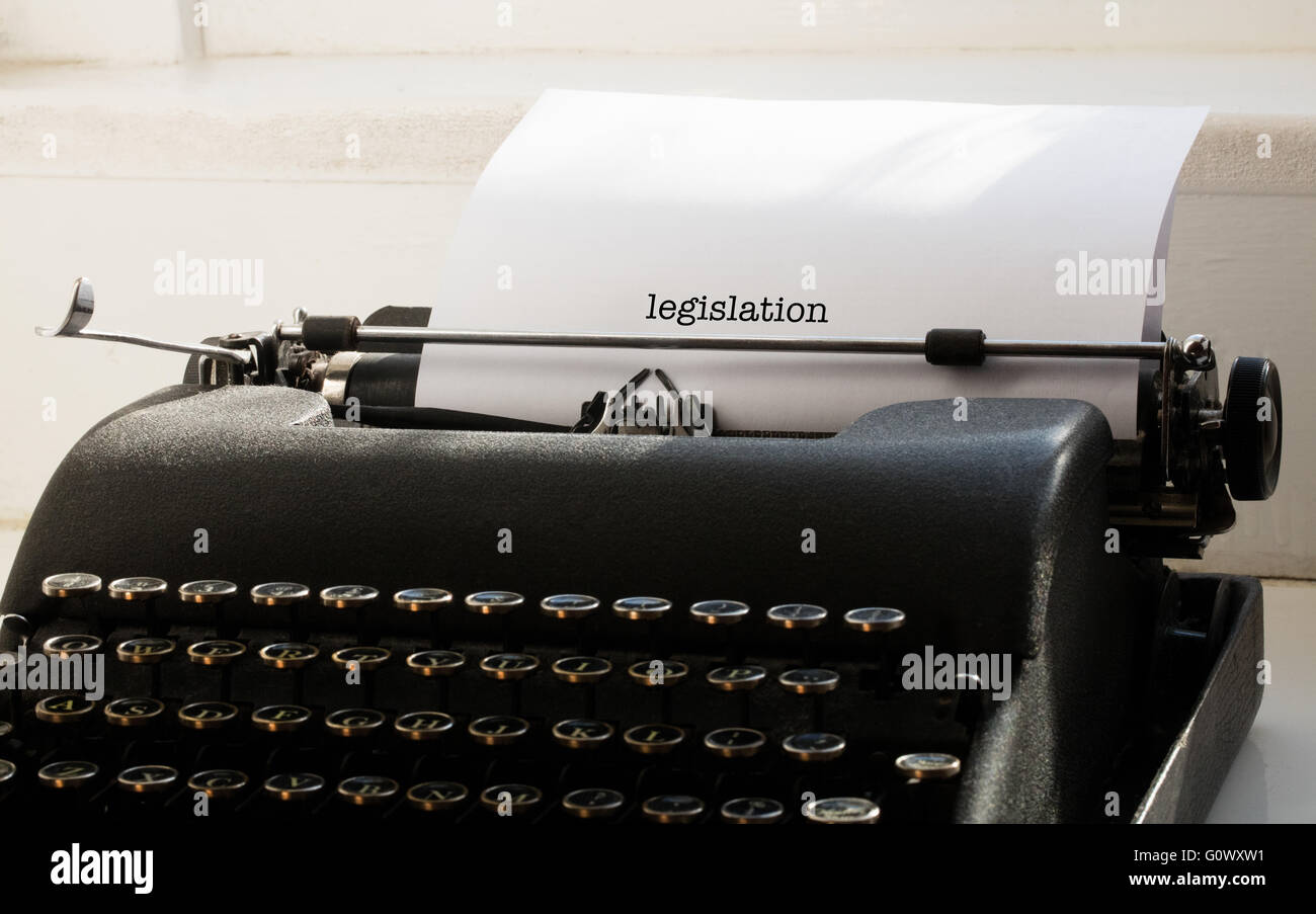 Rechtsvorschriften zur Bekämpfung der Schreibmaschine auf einem Tisch Stockfoto