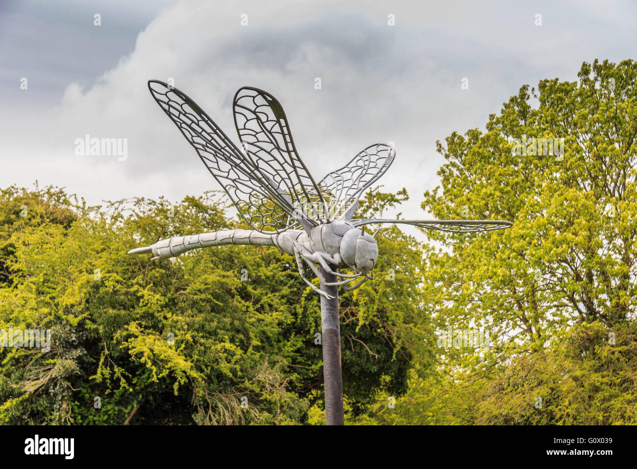 Herzlich Willkommen Sie in Hounslow Heath, Drangonfly Statue Bau zum Eingang. Stockfoto