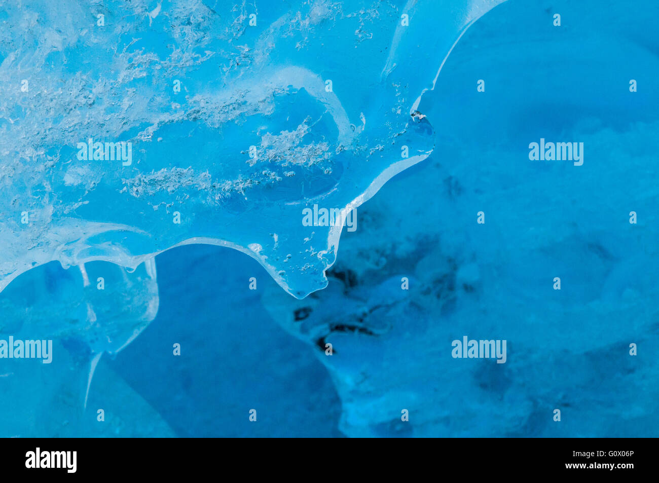 Abstrakte Closeup auf Tiefblaues Eis im Inneren Nigardsbreen Gletscher, Norwegen Stockfoto