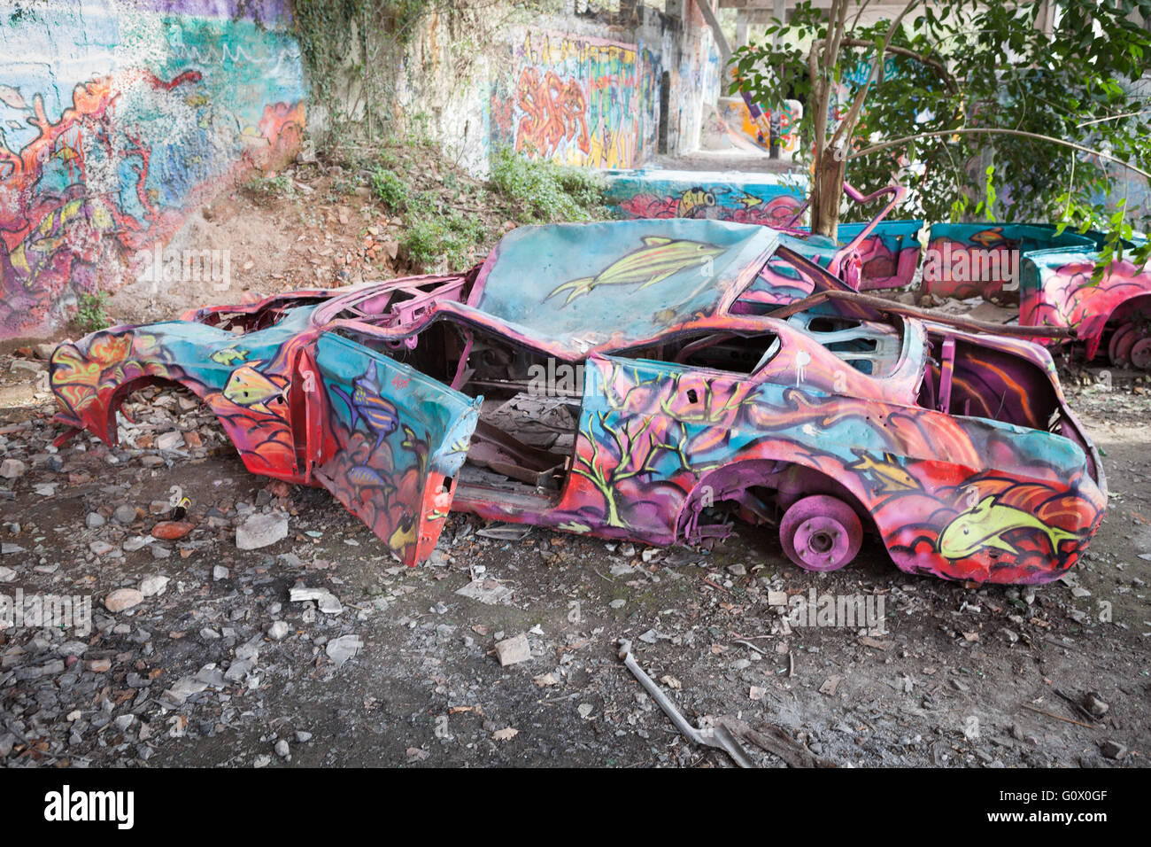 Ein lackierten Auto in der verlassenen Industriegebiet, wo Kalkstein in feinem Kalk geändert wurde. Caldè, Italien. Stockfoto
