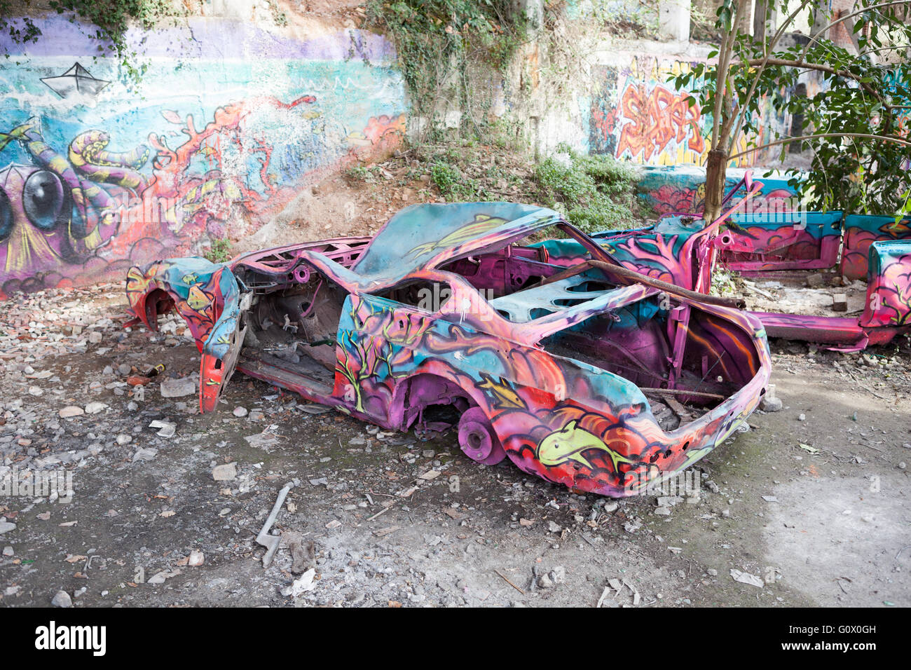 Ein lackierten Auto in der verlassenen Industriegebiet, wo Kalkstein in feinem Kalk geändert wurde. Caldè, Italien. Stockfoto