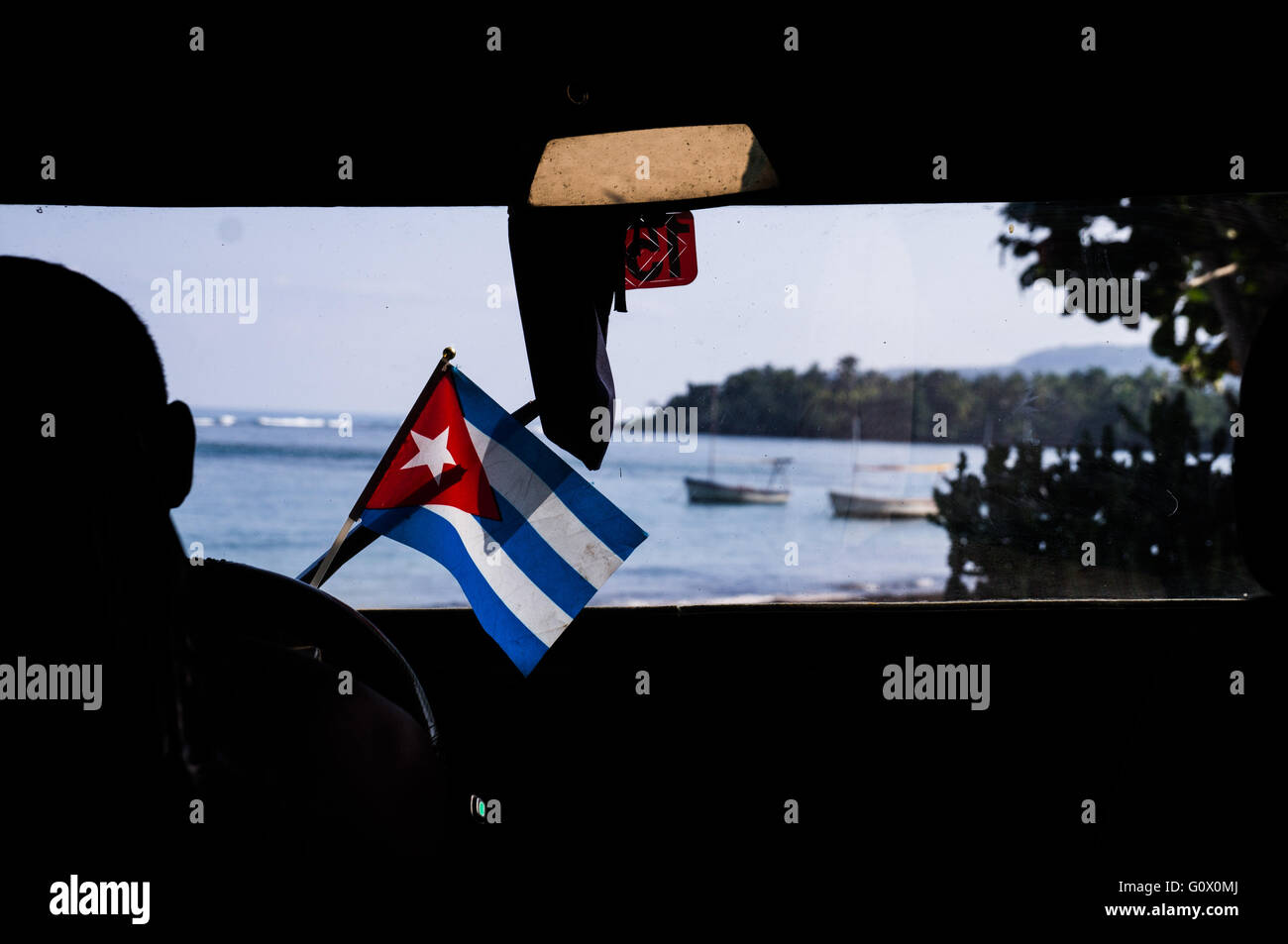 Innen Schuss eines Autos mit kubanischen Flagge fahren Sie in Richtung Meer Stockfoto