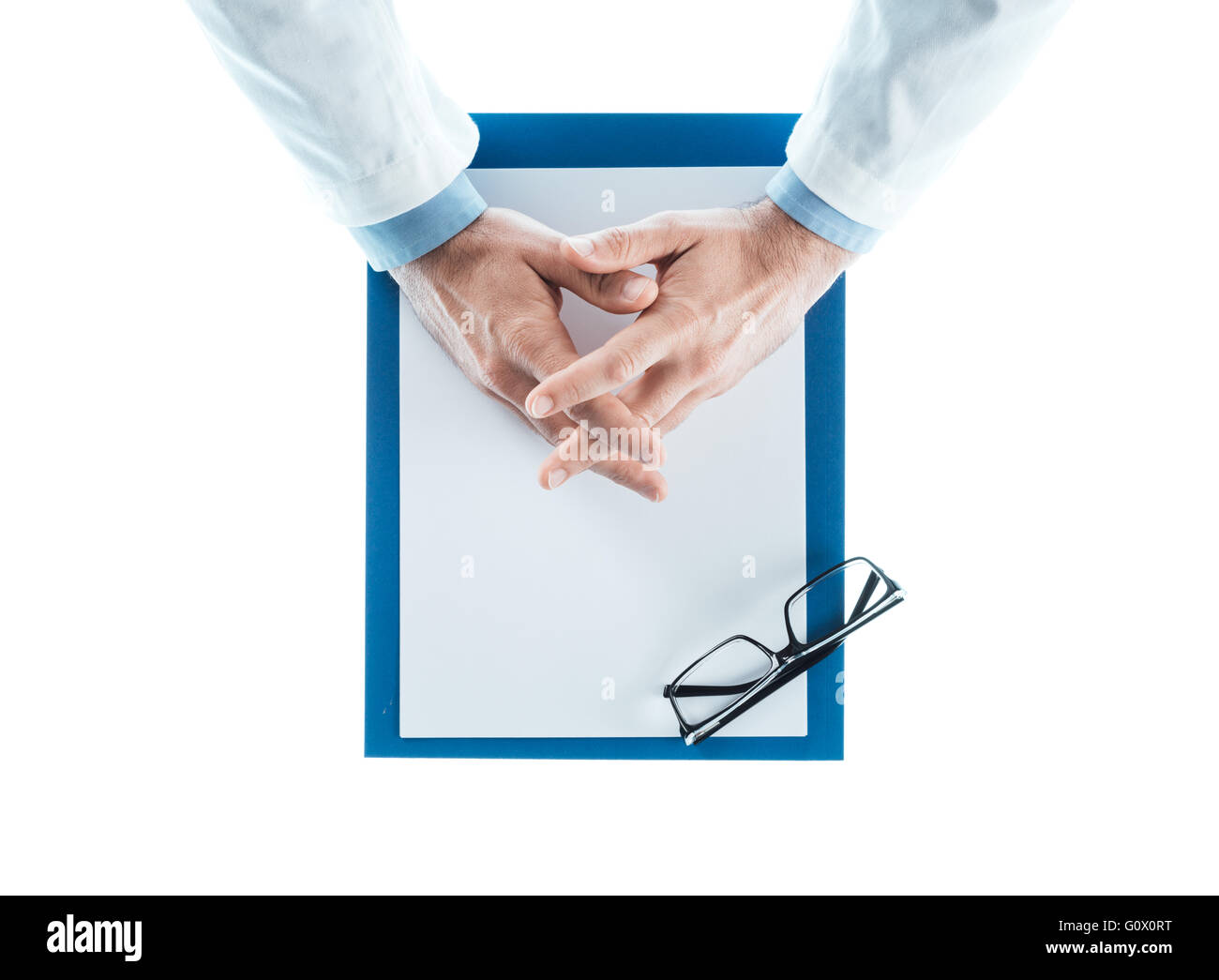 Arzt mit den Händen umklammert warten am Schalter auf weißem Hintergrund, Draufsicht, Gesundheit und Prävention-Konzept Stockfoto