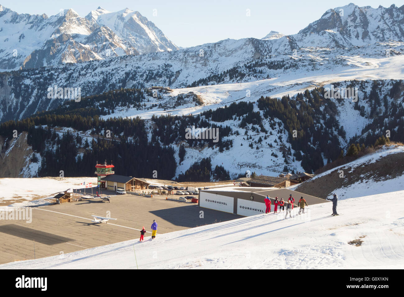 Skifahrer, die den Blick auf eine kleine privat besessen Flugzeug Landung am Flughafen Courchevel - Courchevel 1850, 3 Täler, Savoie, Frankreich Stockfoto