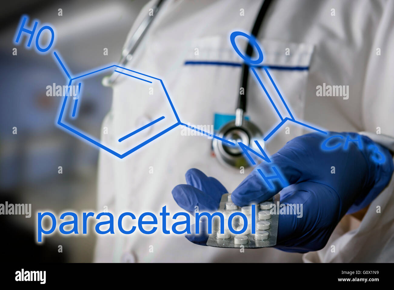 Die Paracetamol Paracetamol ist ein Medikament mit schmerzstillenden Eigenschaften, close-up der Arzt hält eine Pille Container, chemische Formel Stockfoto