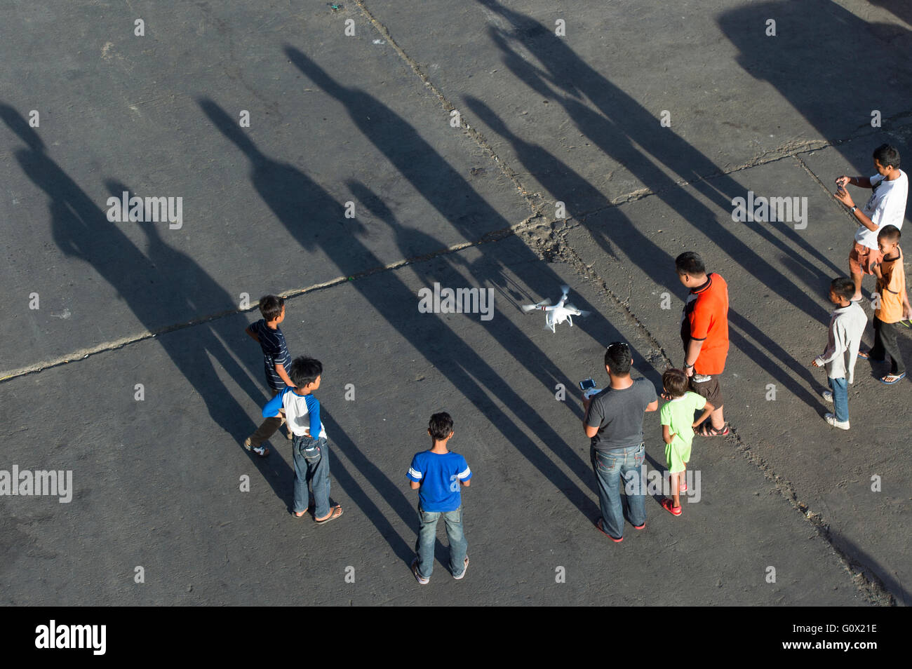 Quadrocopter DJI Phantom landete auf Freiflächen und beobachten von Menschen auf. Stockfoto