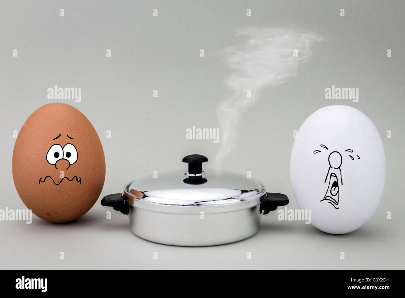 Zwei Eiern suchen mit seltsamen Gesicht zu einem heißen Topf gekocht werden Stockfoto