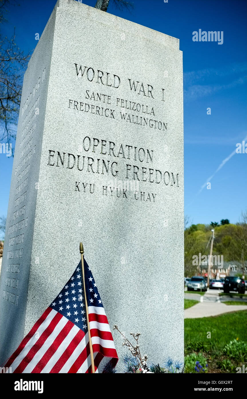 Eine steinerne Mahnmal, das mehrere amerikanische Kriege, mit einer amerikanischen Flagge an der Basis Stockfoto