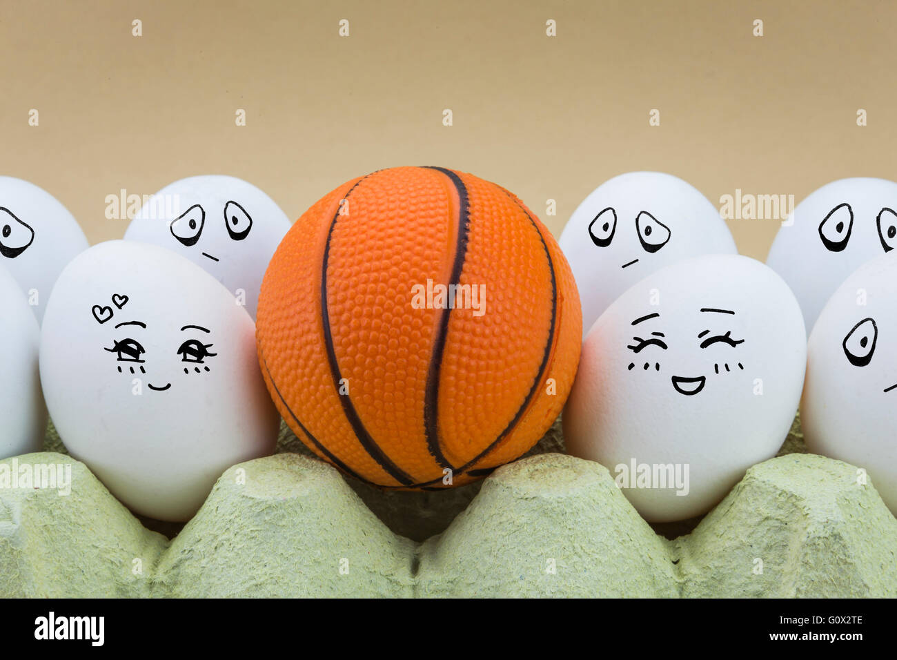 zwei Eiern ist liebevoll betrachtet einen Basketball Ball Stockfoto