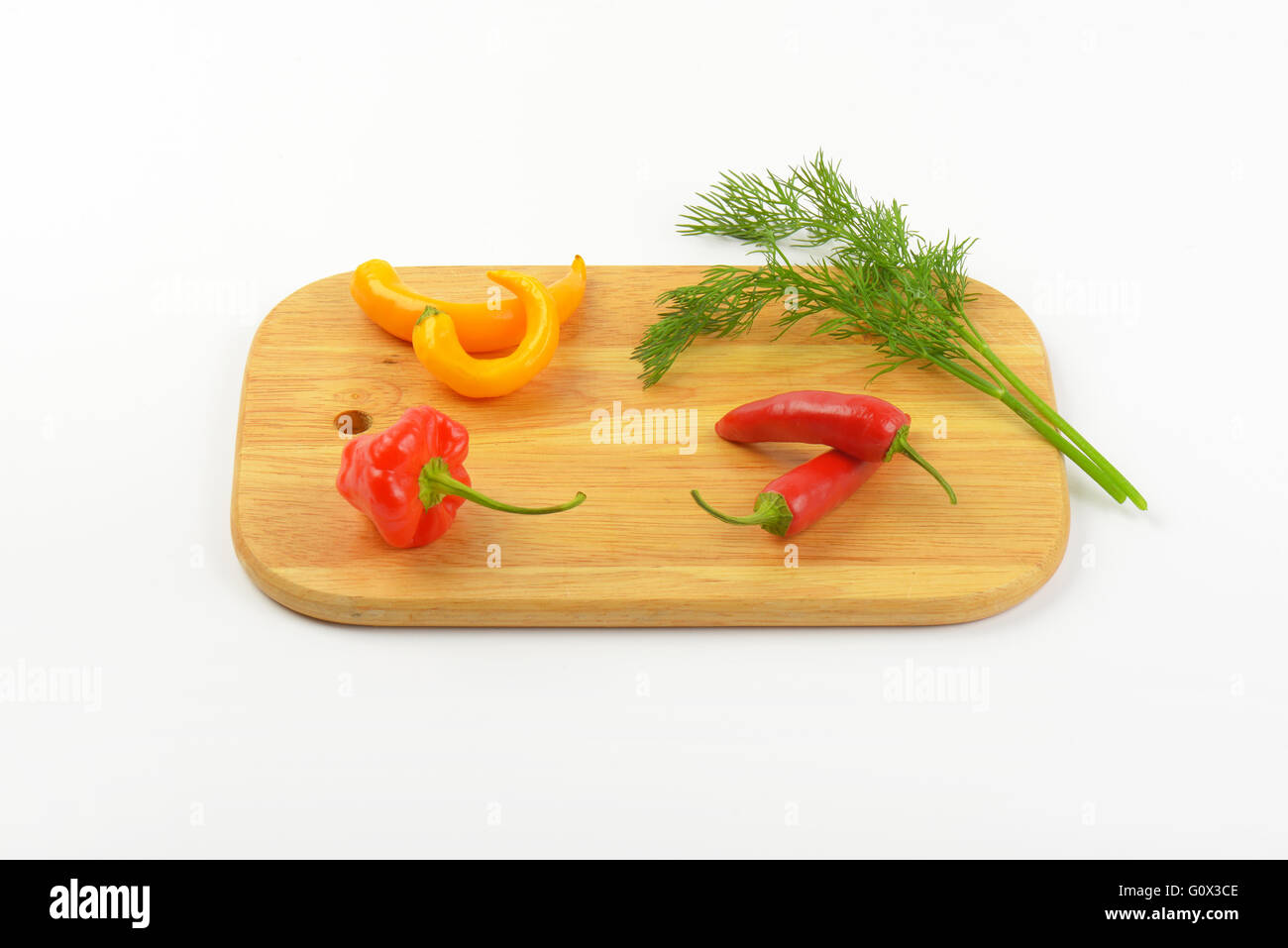frische Gemüsebeilage auf Holzbrett Stockfoto