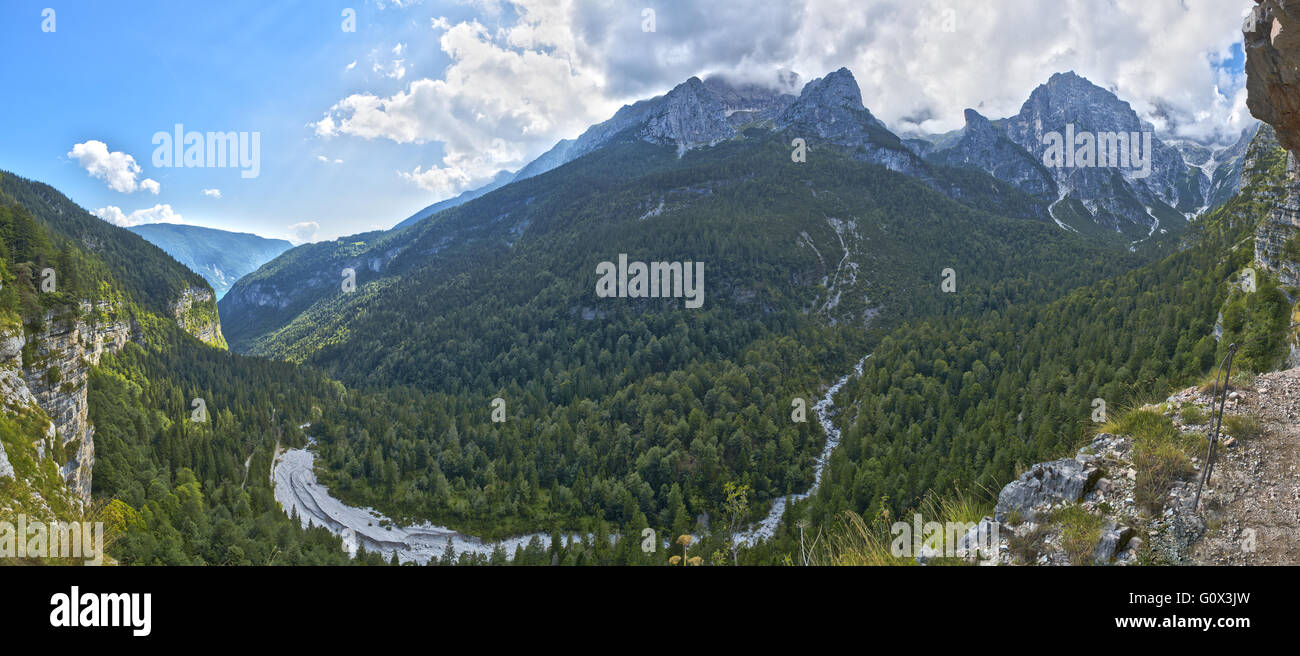 Landschaft auf die Dolomiti Brenta-Gruppe in einer schönen Sommernachmittag mit Wolken über der Oberseite, Trentino - Italien Stockfoto