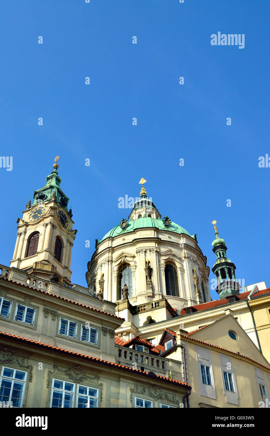 Prag, Tschechische Republik. St. Nicholas Church (Kostel Svatého Mikuláše - 1755, Barock) in Malostranske Namesti (Kleinseitner Platz Stockfoto