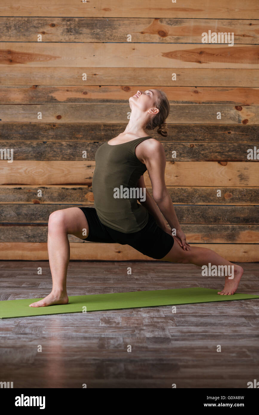 Attraktive Frau tun stretching Übungen auf der Yoga-Matte Stockfoto