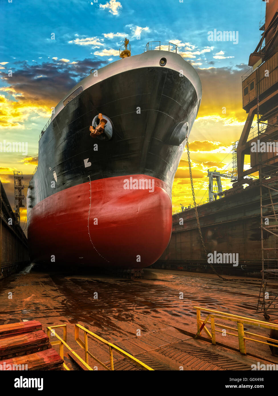 Großes Schiff während der Reparatur im Trockendock in Werft. Stockfoto