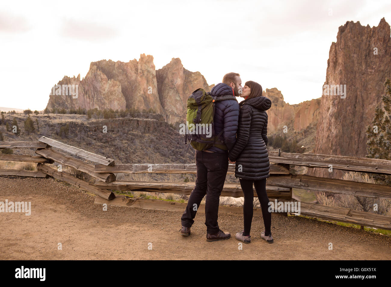 Lebensstil-Porträt von Verlobten, die die Natur im Smith Rock State Park in Zentral-Oregon liebt. Stockfoto