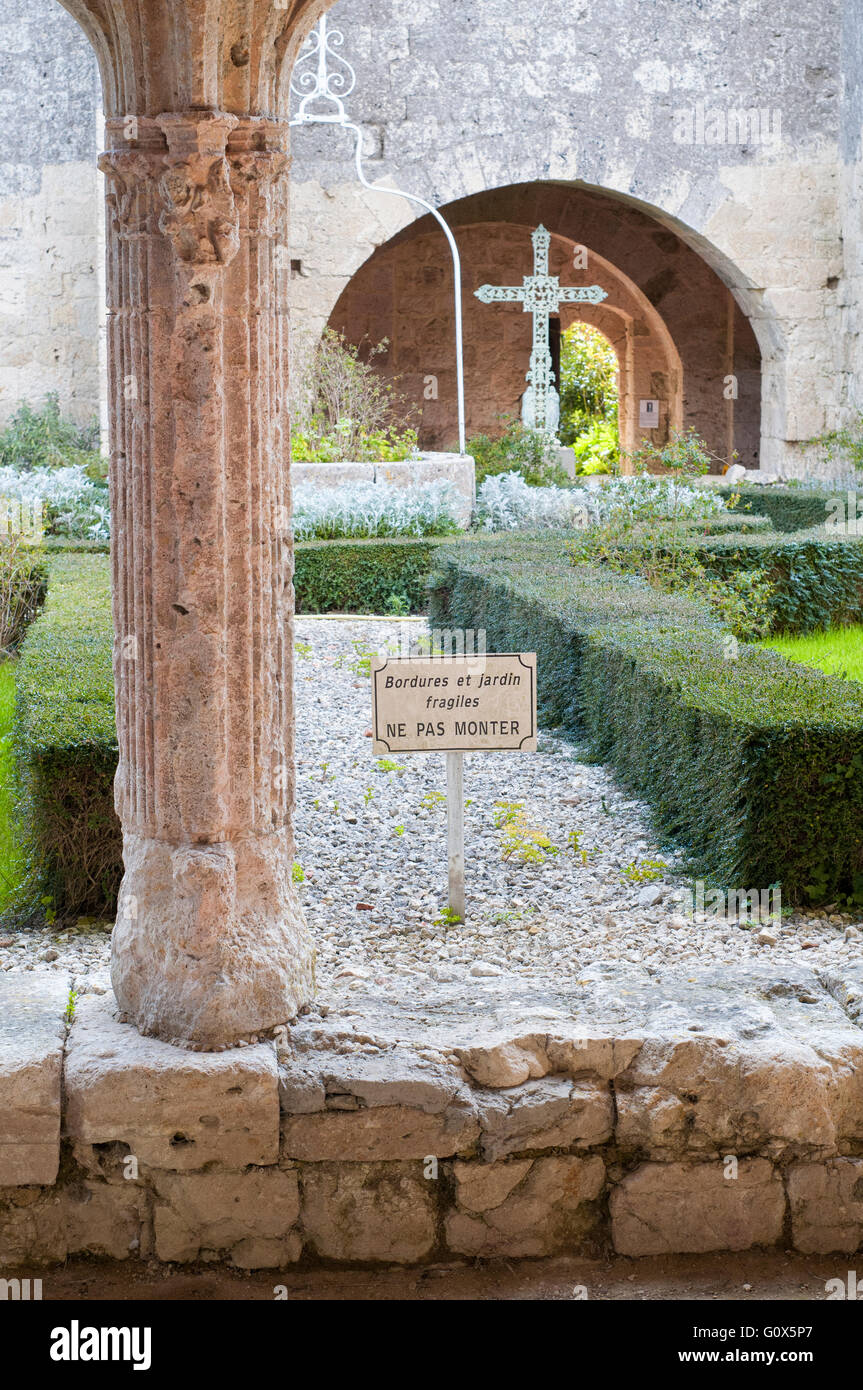 Innenansicht des Klosters von der Stiftskirche Kirche von La Romieu (Weltkulturerbe der UNESCO) mit einem wärmenden Schild. Gers. Frankreich Stockfoto