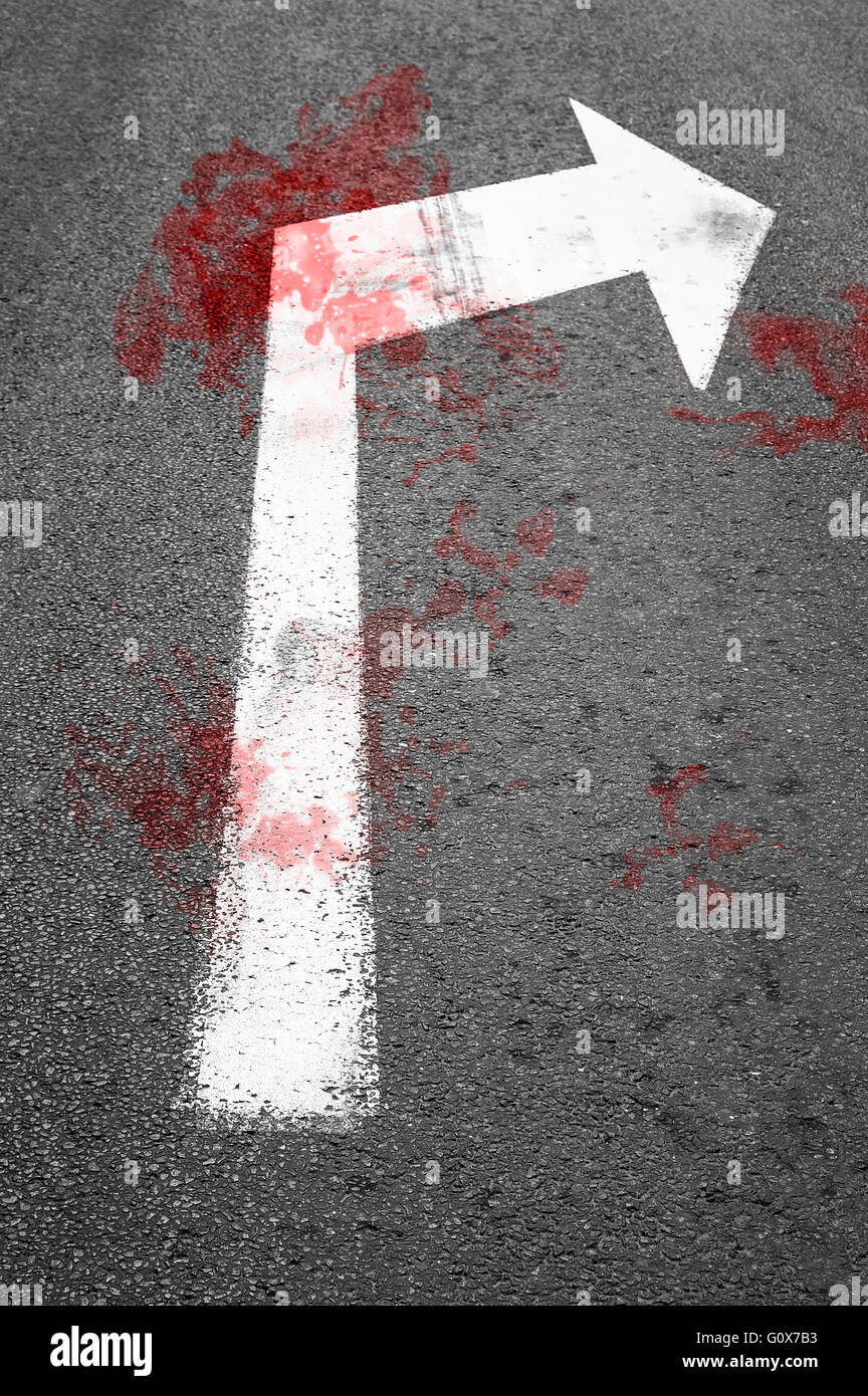 Tropfen Blut auf dem Asphalt weiter Straßenschild. Stockfoto