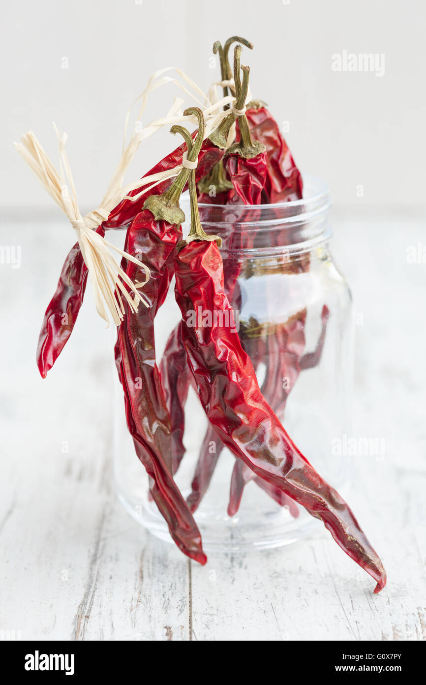 Getrocknete Chilischoten im Weckglas Stockfoto