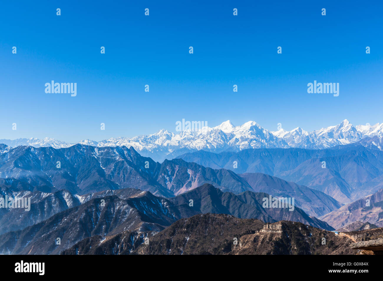 Panoramablick auf die Bergkette einschließlich Minya Konka (7556m) von oben von Rindern zurück Berg in den Morgen, Sichuan Provi Stockfoto