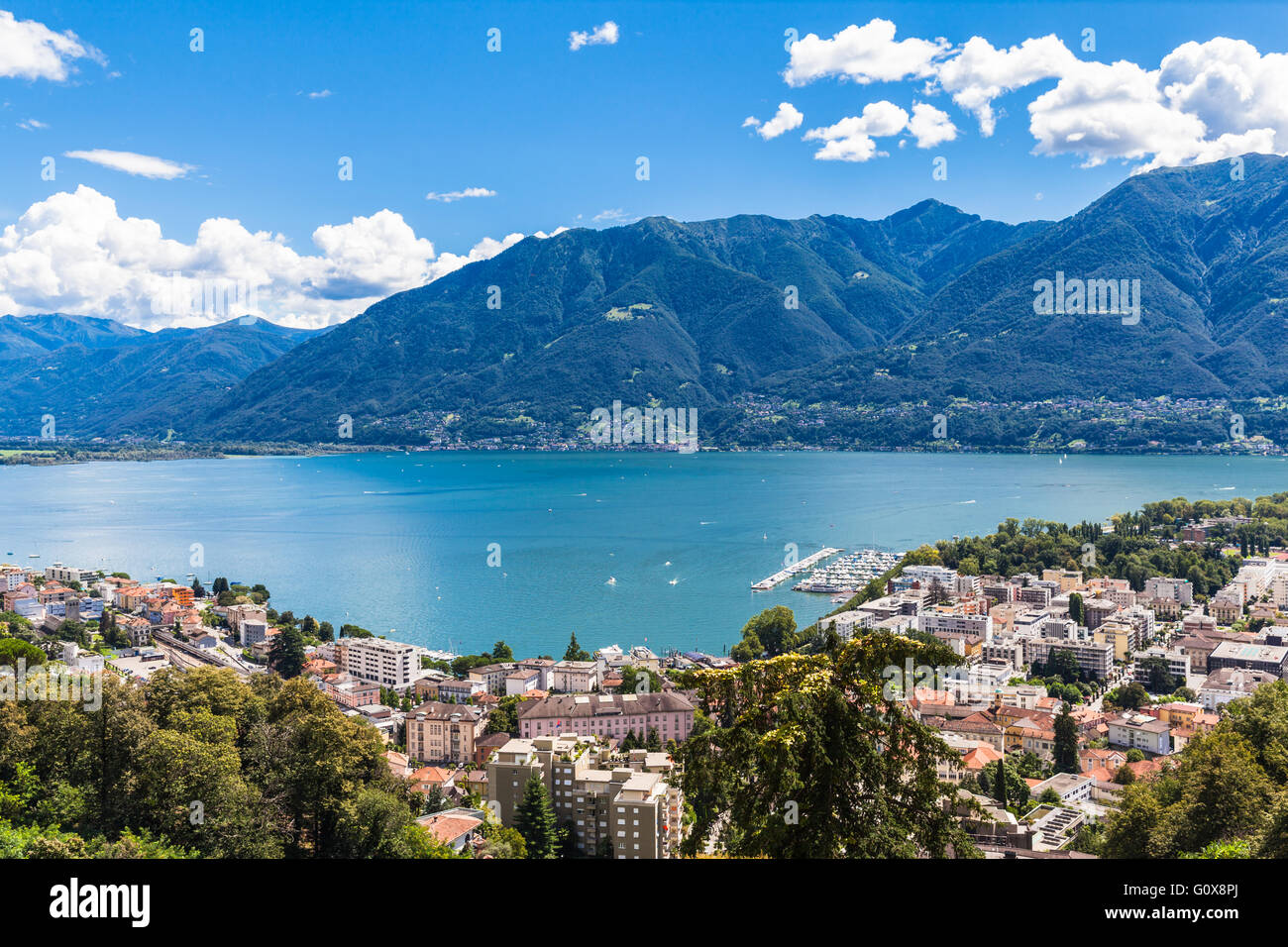 Panorama der Stadt Locarno und Lago Maggiore auf dem Berg, Tessin, Schweiz Stockfoto